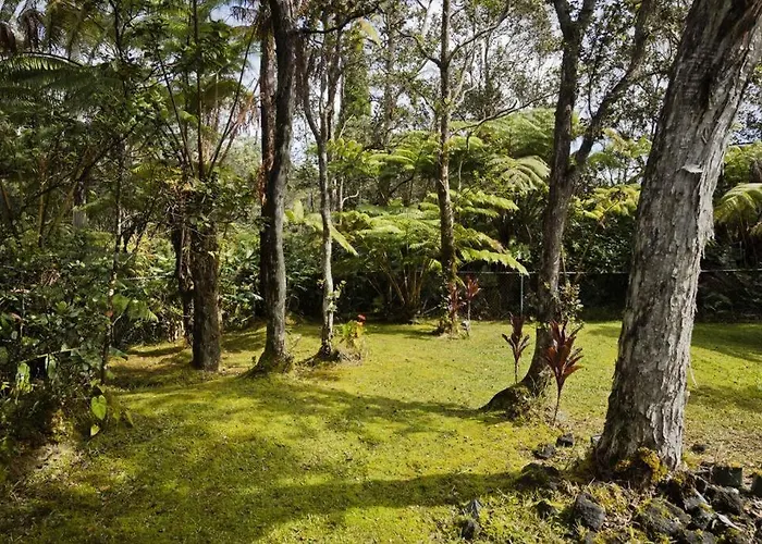 Romantic Volcano Retreat: Luxury Soak-Tub & Firepit Near Hawaii Park