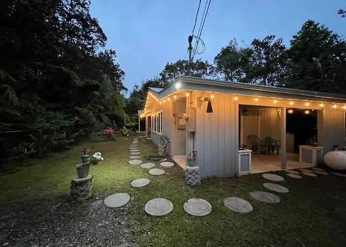 Romantic Volcano Retreat: Luxury Soak-Tub & Firepit Near Hawaii Park