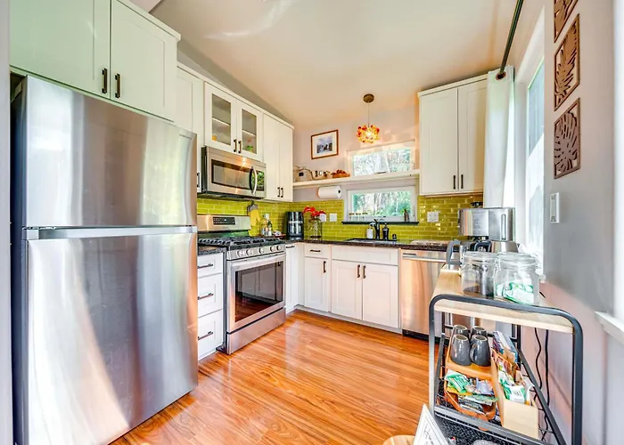 Rainforest Retreat W/ Hot Tub: Mins To Nat'L Park!